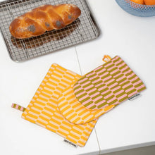 Load image into Gallery viewer, Oven Mitt &amp; Pot Holder Set

