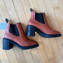 Load image into Gallery viewer, Camper chelsea boots (size 7)
