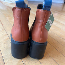 Load image into Gallery viewer, Camper chelsea boots (size 7)
