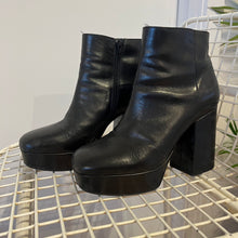 Load image into Gallery viewer, Vic Matie boots (size 7)
